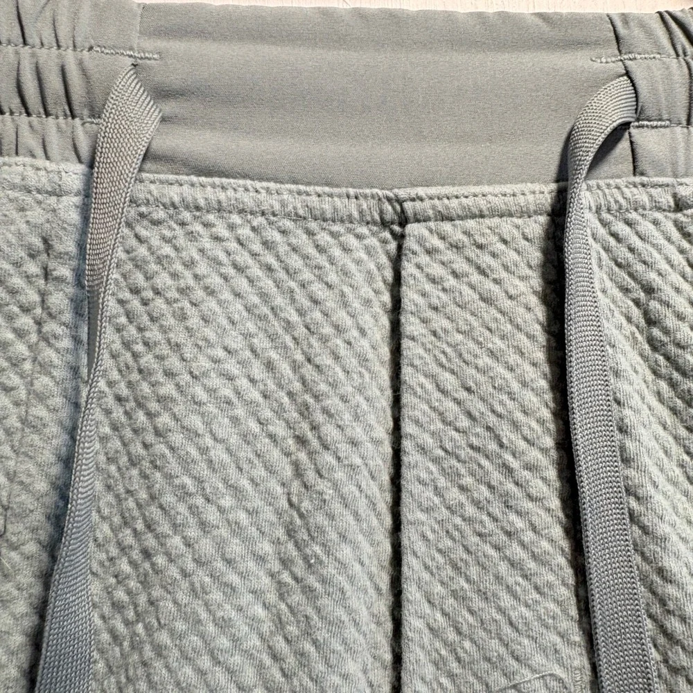 Born Primitive Mens Quilted Athletic Shorts Sage Green Textured Training Size M
